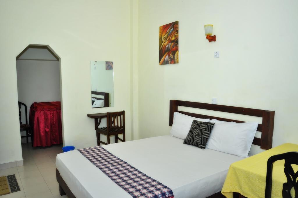 Blumarine Guest House Negombo Room photo